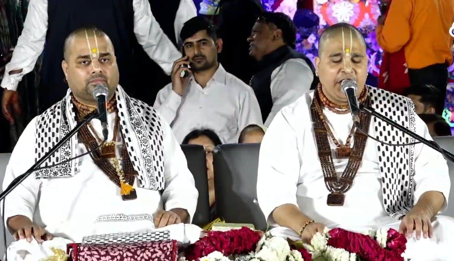 फोटो : सोनीपत के खरखौदा शहर में होली फाल्गुन महोत्सव में भजन गाते गायक। स्रोत: संगठन