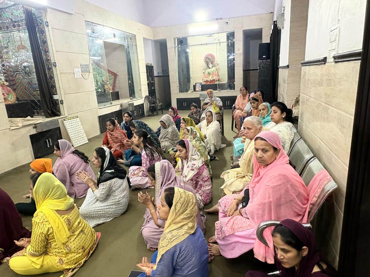 फोटो : सोनीपत के श्री दुर्गा मंदिर, मोहल्ला कलां में हरिनाम संकीर्तन के दौरान मौजूद श्रद्धालु। 