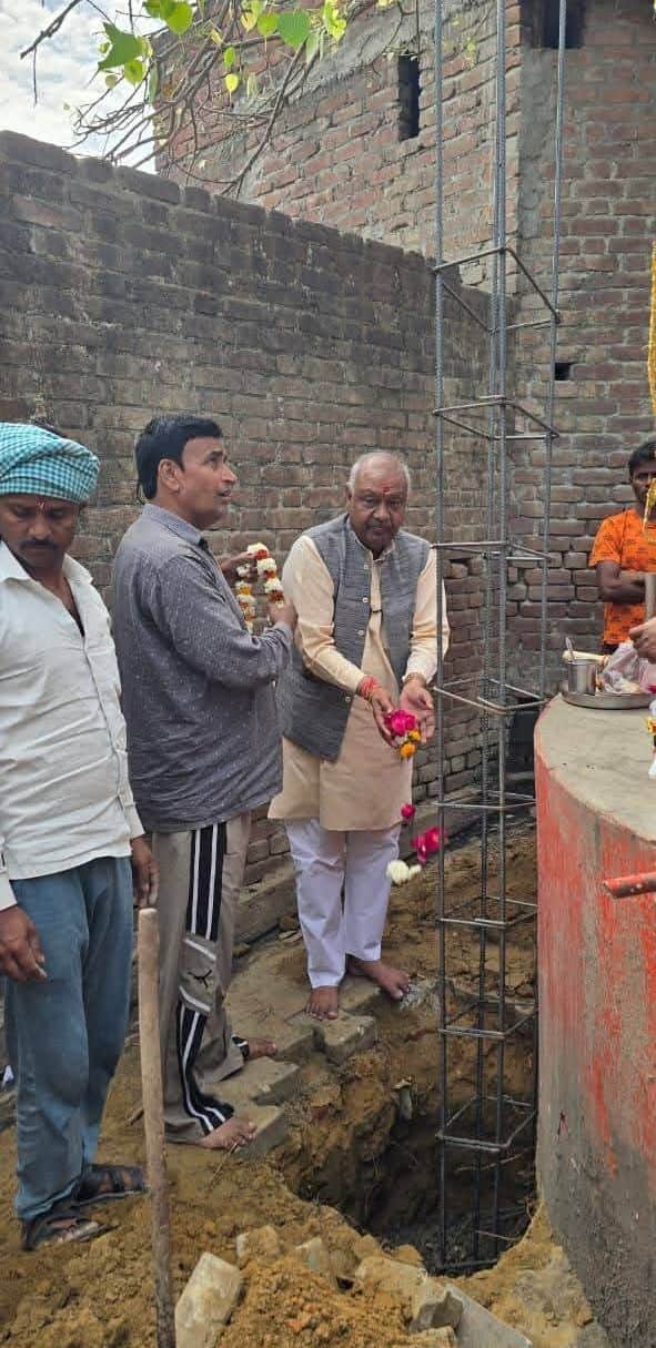 फोटो21गांव होडलपुर में ग्राम देवी मंदिर पर नींव पूजन करते नगर पालिकाध्यक्ष रामेश्वर दयाल महेर