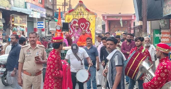 A grand procession of Mother Ganga was taken out with great pomp and show.