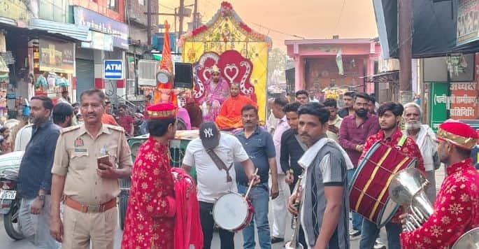 फोटो24सिढ़पुरा में निकाली में शोभायात्रा में शामिल झांकी। संवाद