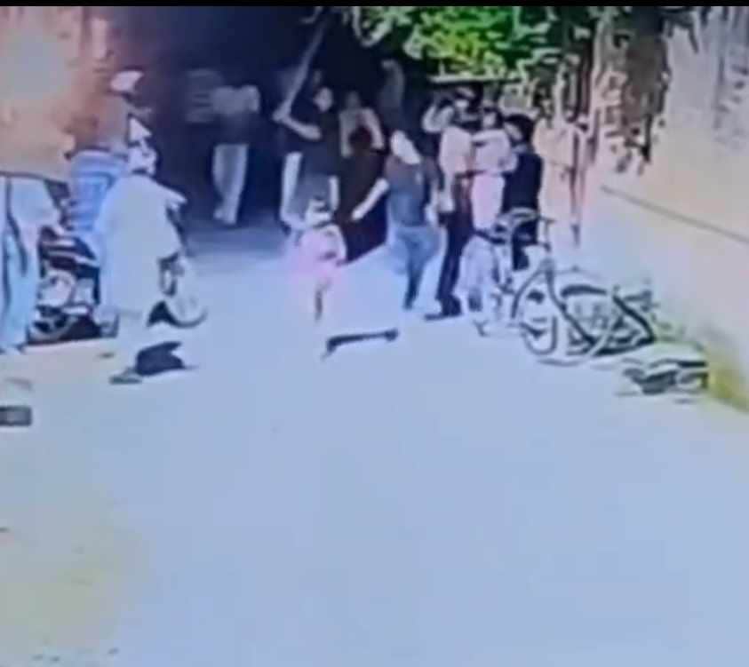 फतेहाबाद के गुरूनानकपुरा मोहल्ला में हमलावर सीसीटीवी में नजर आते हुए और पास मौजूद होमगार्ड