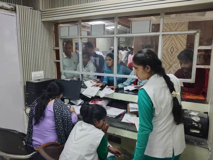 फतेहाबाद के नागरिक अस्पताल में पर्ची कटवाने के लिए इंतजार करते हुए मरीज संवाद