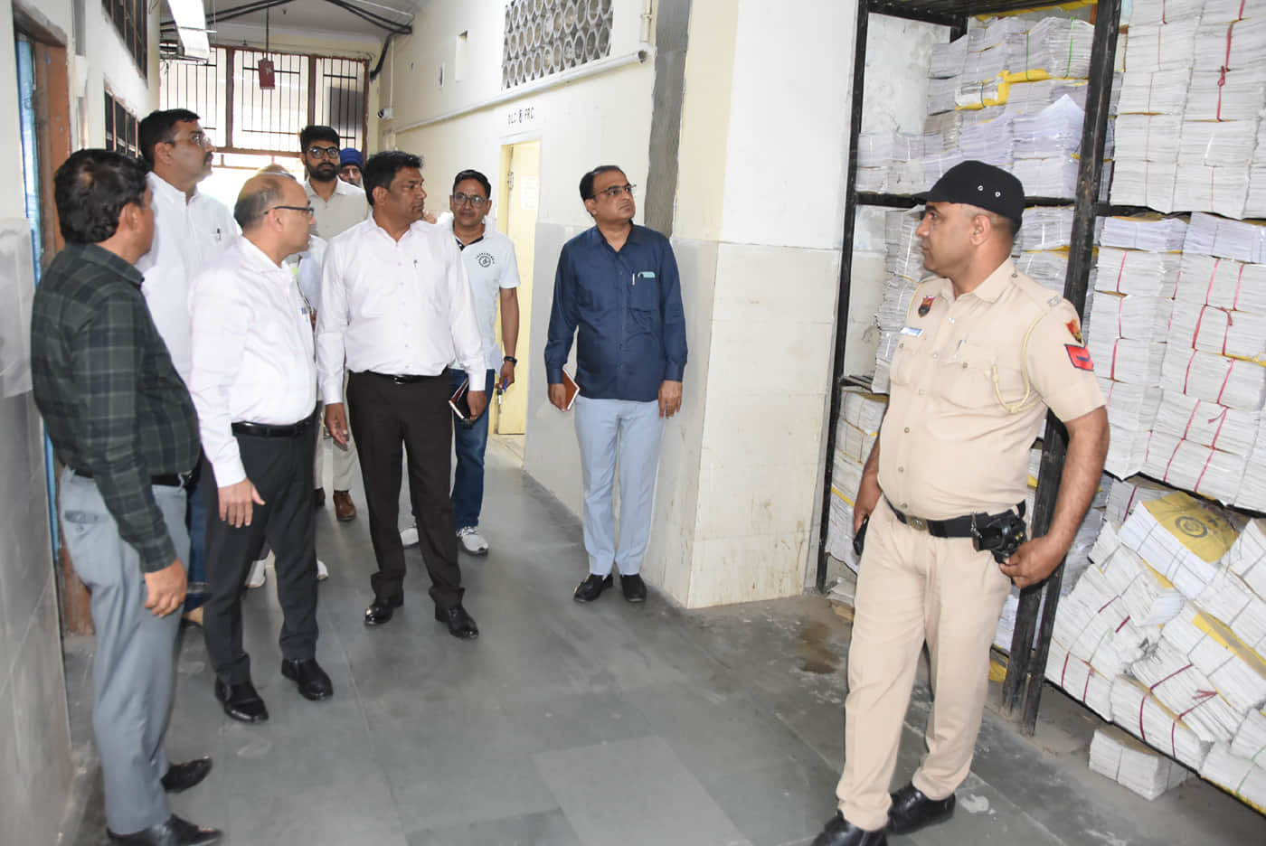 फतेहाबाद। लघु सचिवालय में विभिन्न कार्यालयों का निरीक्षण करते हुए डीसी डॉ. विवेक भारती। सूचना व