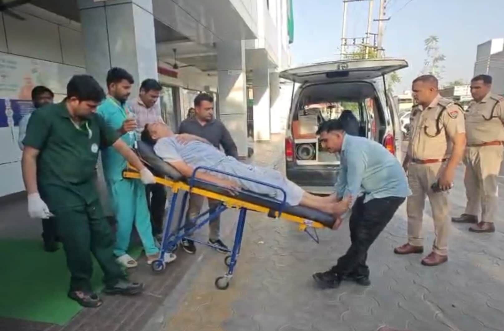 फतेहाबाद में घायल पुलिसकर्मी को रेफर करते हुएसंवाद