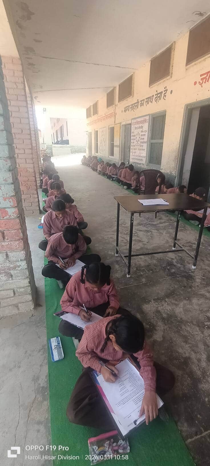 फतेहाबाद में परीक्षा देते हुए बच्चे संवाद