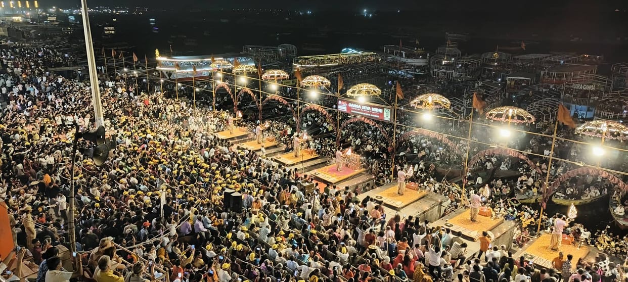 After the exams are over, there is a huge crowd in Kashi on weekends, there is a lot of overloading on boats.