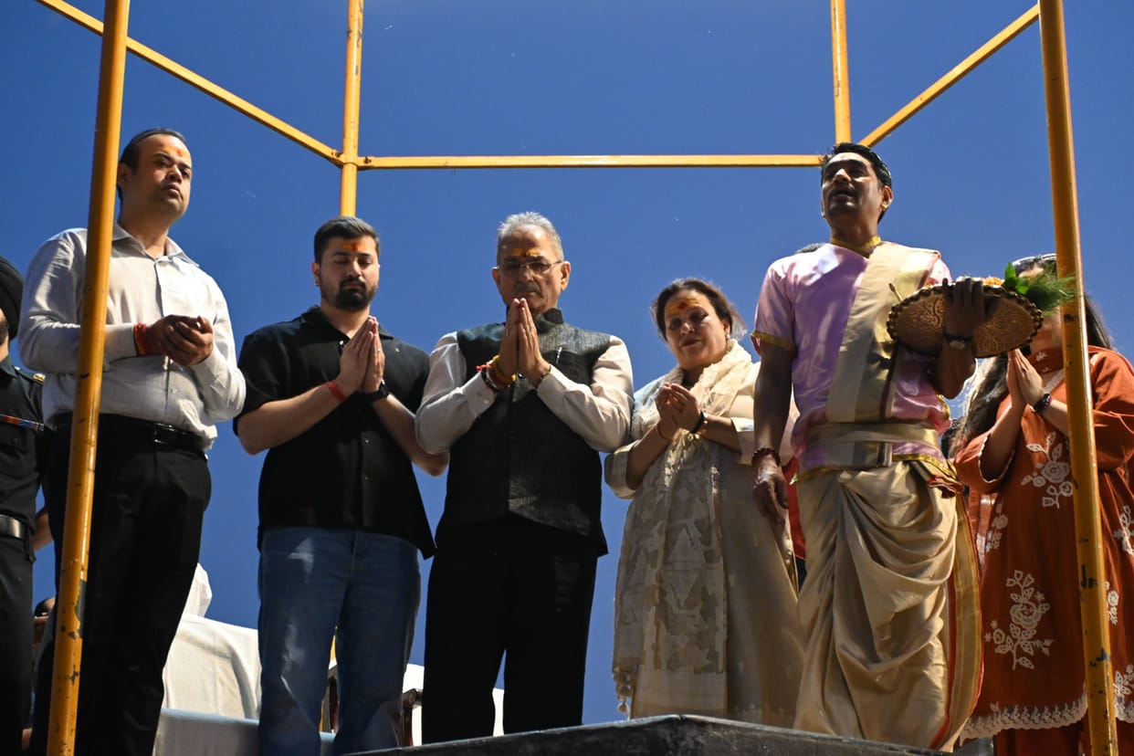 The Governor witnessed the Ganga Aarti and was overwhelmed