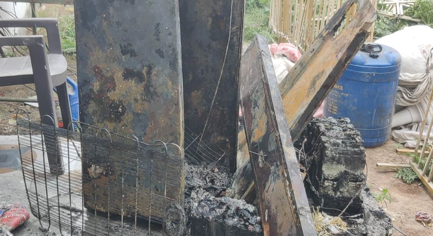 गोपीगंज के अशोका लॉन में आग लगने से जला सामान। संवाद