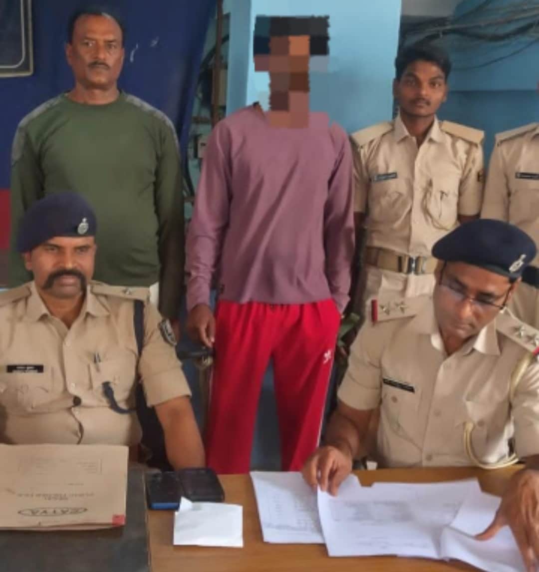 गिरफ्तार आरोपी विकास यादव व गया पुलिस