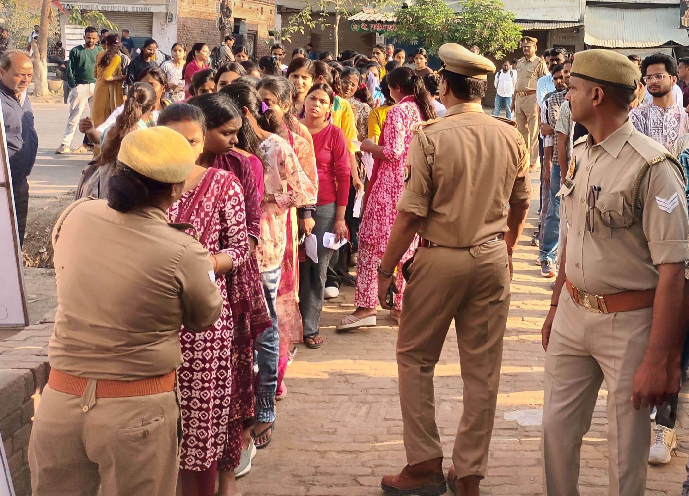 गौरीगंज के रणंजय इंटर कॉलेज में पुलिस भर्ती परीक्षा देने के लिए कतार में खड़े अभ्यर्थी। संवाद