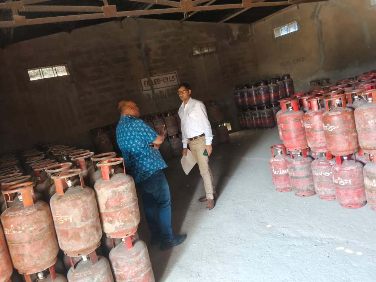 jila poorti adhikari inspected gas agency