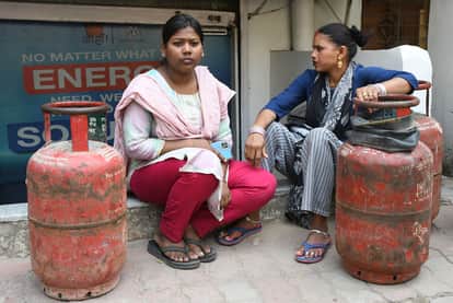 Crisis for Street Vendors in Delhi and They Have Switched Trades Now Adopting ‘No-Gas’ Business Model