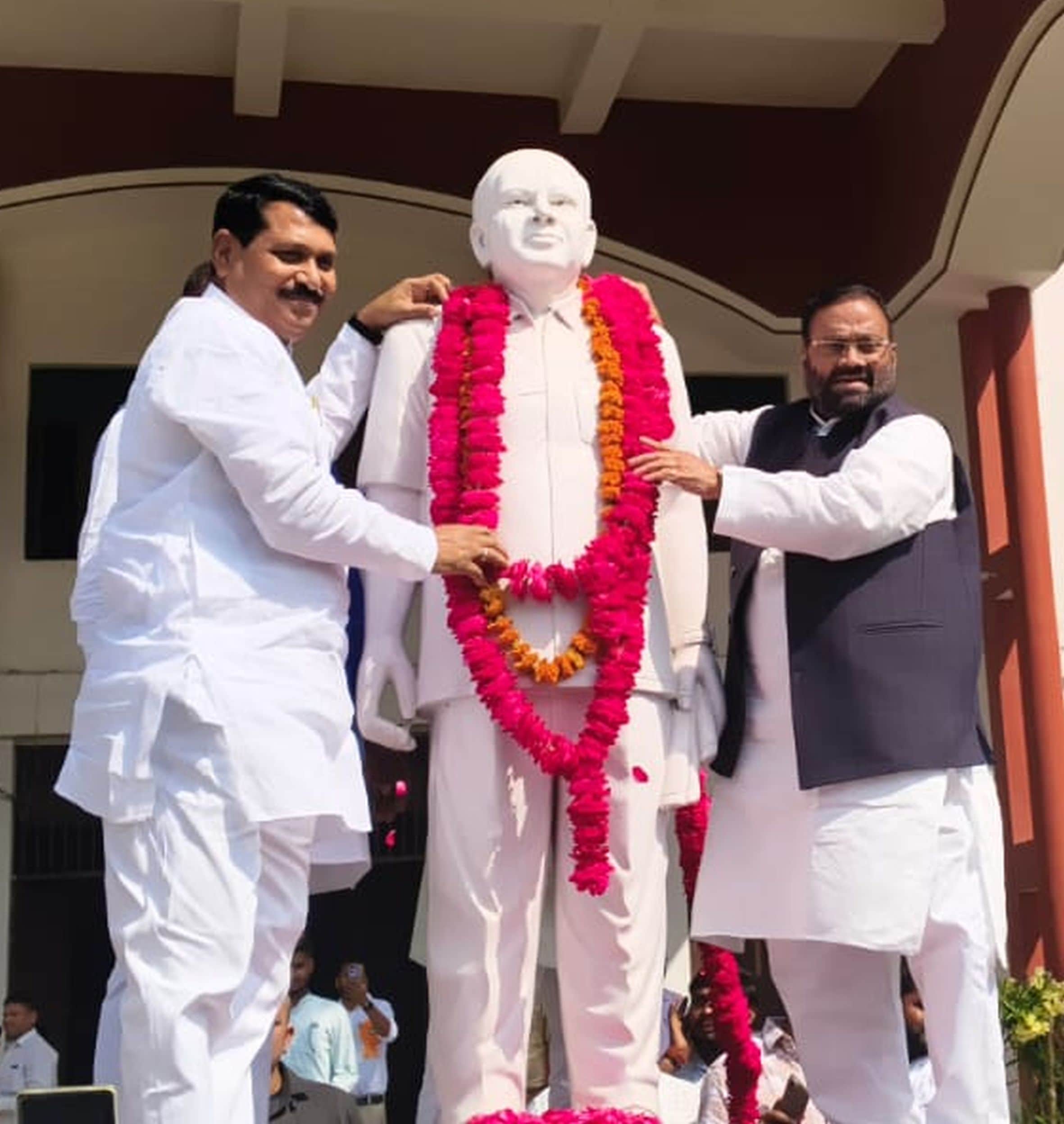 गदागंज क्षेत्र के एक विद्यालय में मान्यवर कांशीराम की प्रतिमा पर माल्यापर्ण करते पूर्व कैबिनेट 