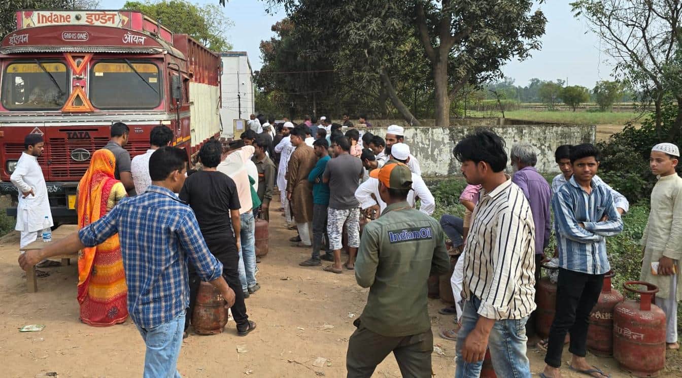 गाड़ी आते ही सिलिंडर लेने के लिए मची अफरातफरी।