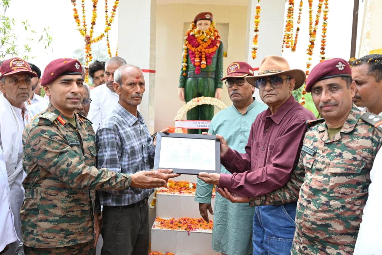  गांव डिगसारी में बलिदानी के भाई को बलिदान प्रमाण पत्र सौंपते सेना अधिकारी। स्त्रोत- आयोजक