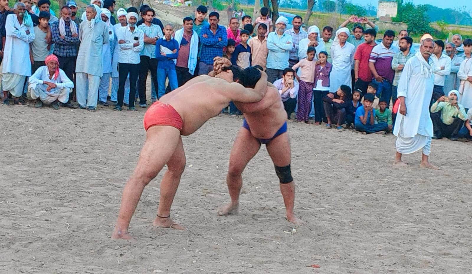  गांव नगला जंगली में आयोजित कुश्ती दंगल में हाथ आजमाते पहलवान। स्त्रोत- आयोजक
