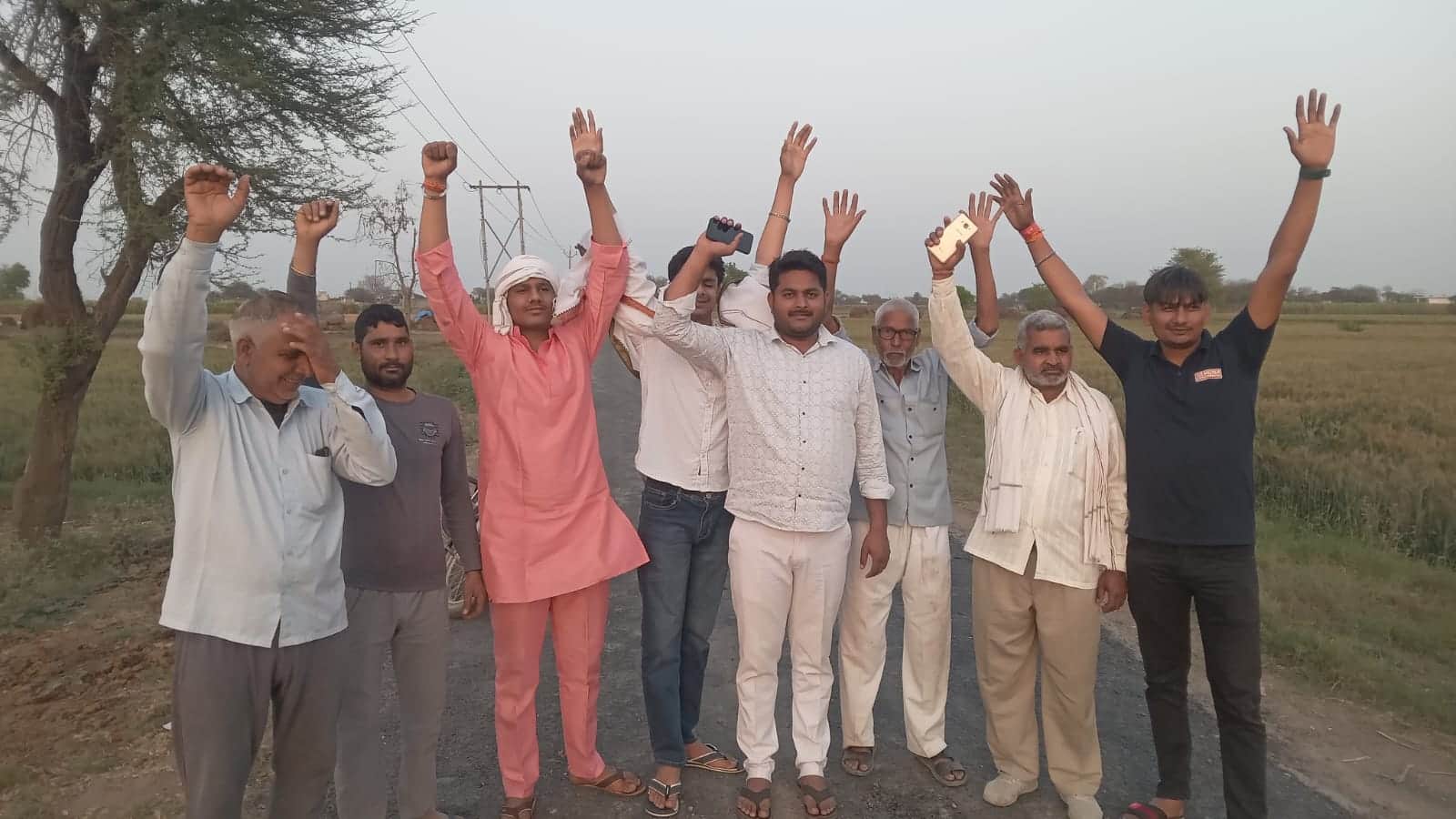 गांव राऊपुर में सड़क कार्य का विरोध करते ग्रामीण