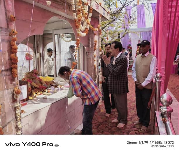 गांव सतराईया में चिब बिरादरी की वार्षिक मेल में पहुचे लोग नमन करते हुए 