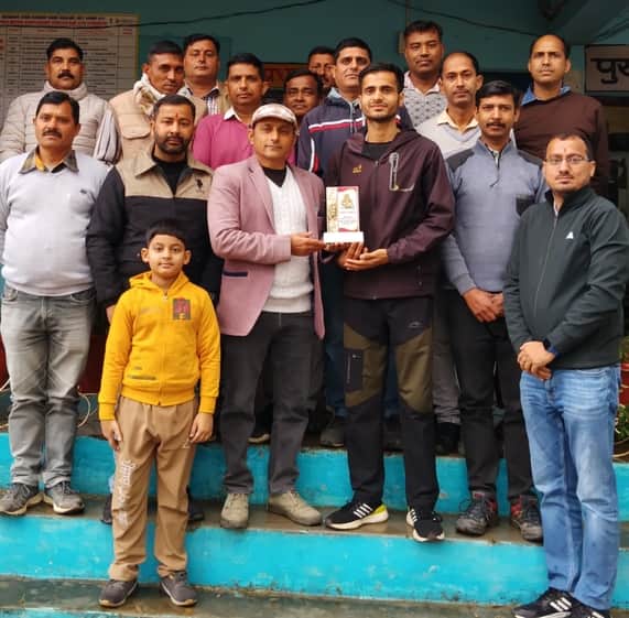 घाड जरोट में अभिषेक को स्मृति चिह्न देकर सम्मानित करते प्रधानाचार्य प्रदीप परदेसी और अन्य। -स्र