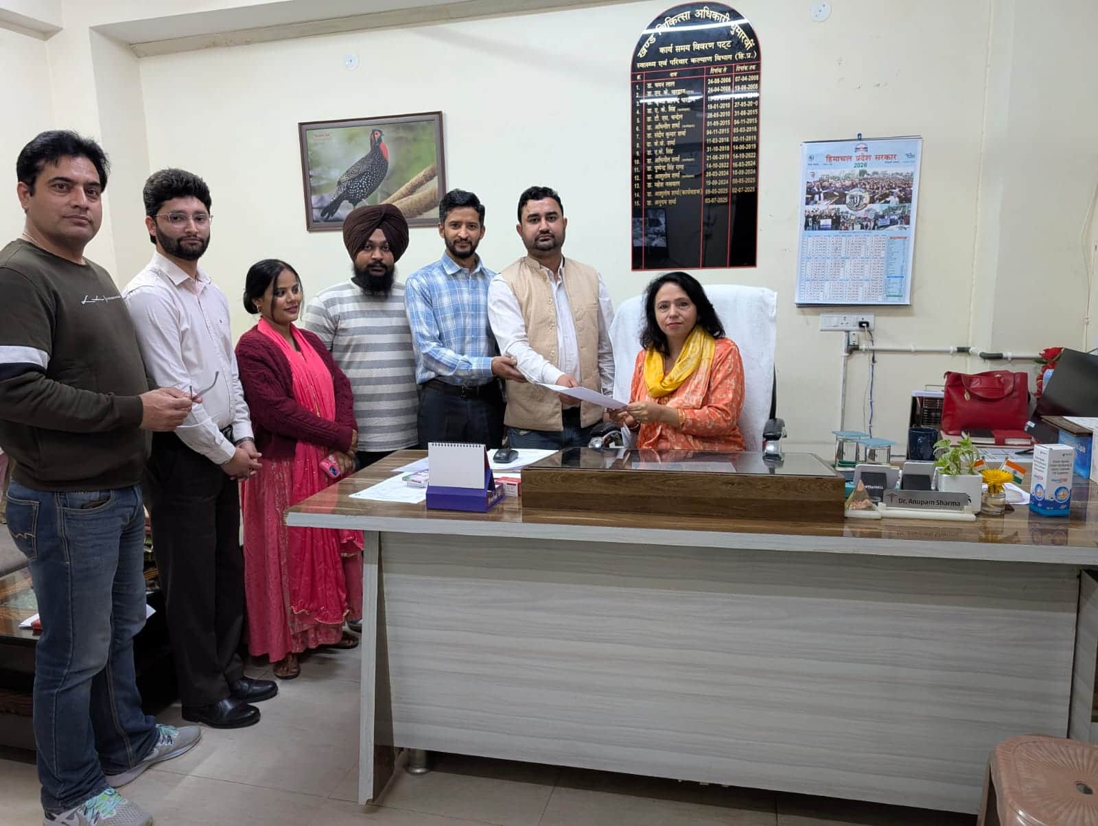 घुमारवीं में बीएमओ को ज्ञापन सौंपते डेंटल हेल्थ सर्विसेज एंड वेलफेयर सोसायटी के सदस्य। स्रोत: स