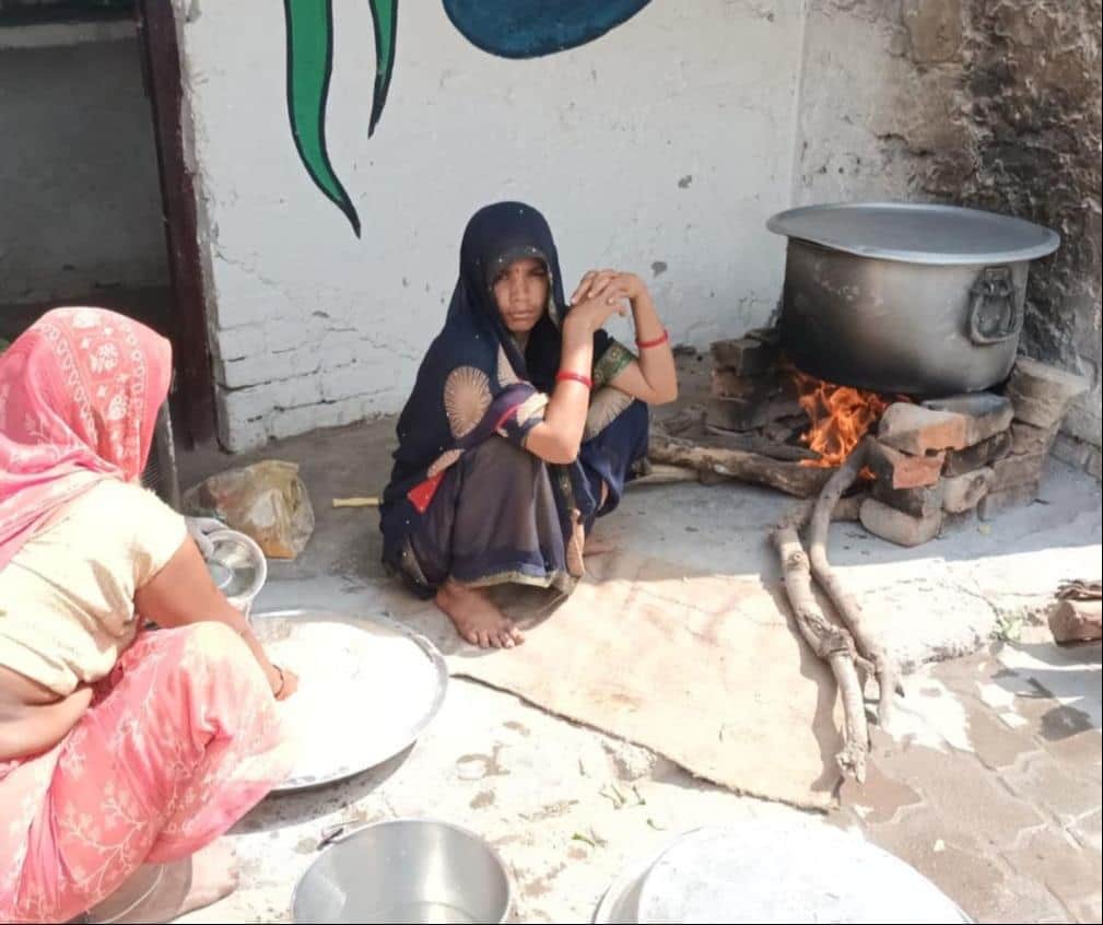 हलधरमऊ के कंपोजिट विद्यालय नहवापरसौरा में चूल्हे पर खाना बनाती रसोइया। स्रोत: विद्यालय