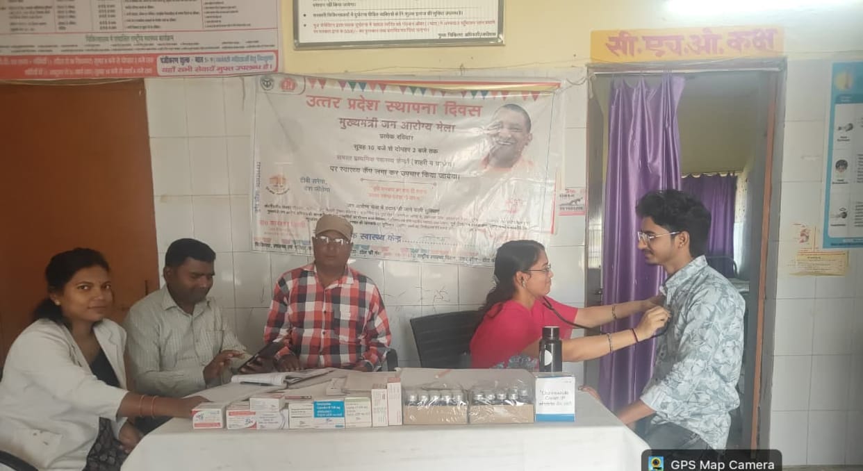Patients suffering from cold, cough and flu arrived at the Jan Arogya Mela.