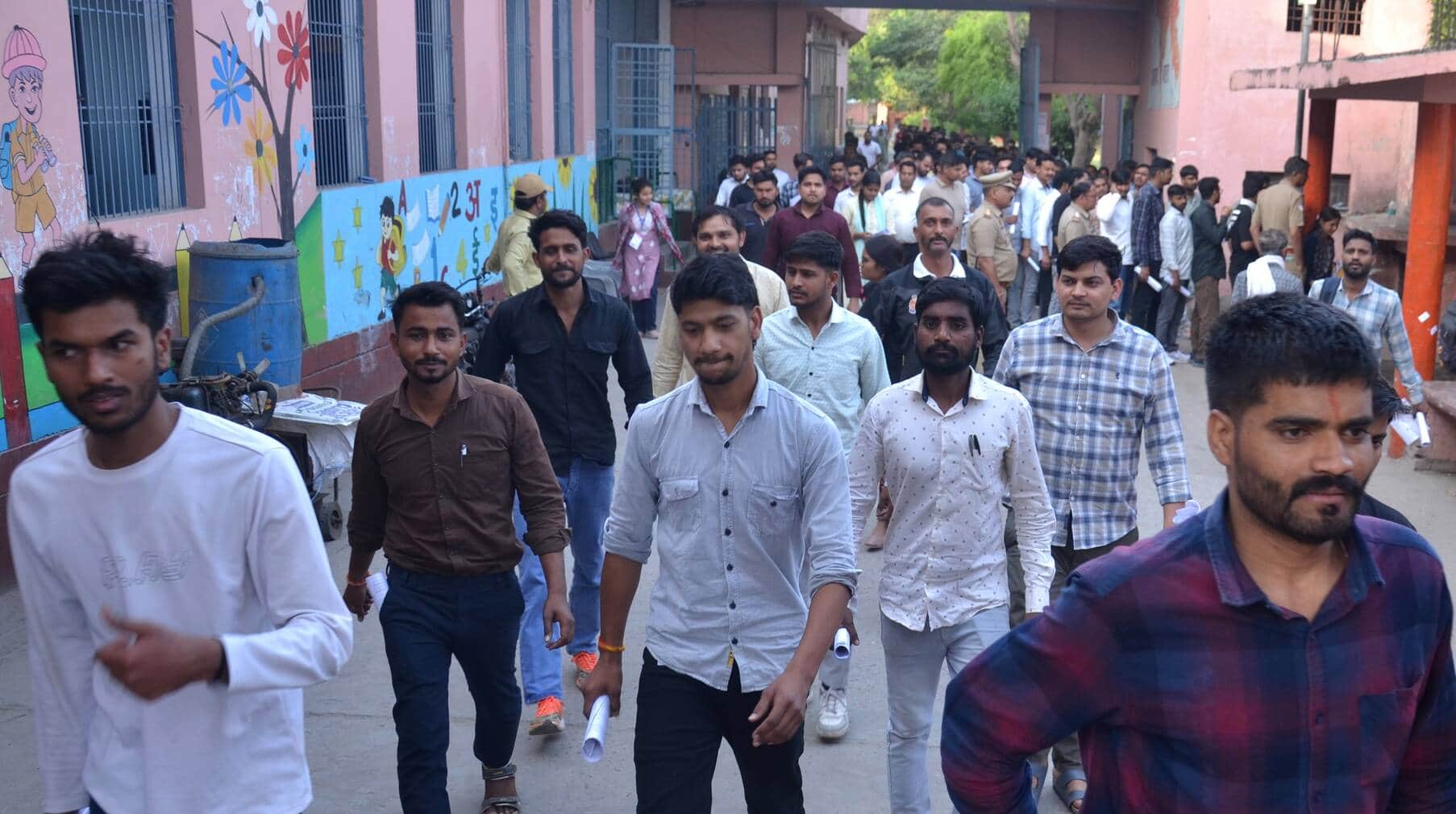 हीरालाल बारहसैनी  इंटर कॉलेज में दरोगा भर्ती परीक्षा देकर बाहर निकलते अभ्यर्थी।