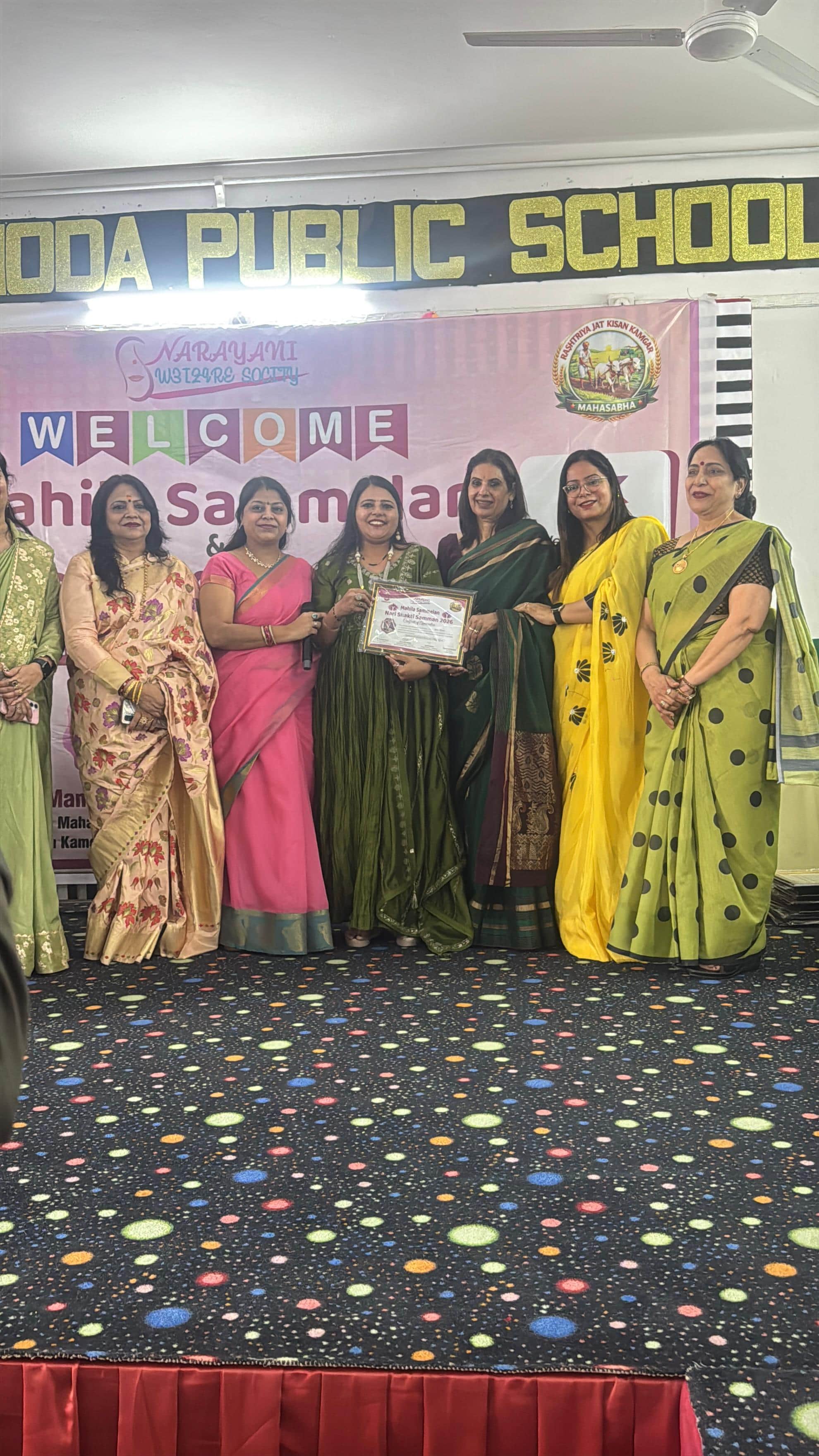 हिसार में आयोजित नारी सम्मान समारोह में उत्कृष्ट कार्य करने वाली महिला को सम्मानित करतीं सोसायट