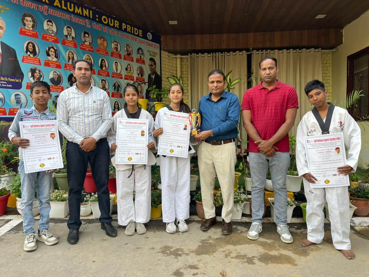 हिसार में विद्यार्थियों को प्रमाण-पत्र प्रदान करते प्रधानाचार्य, शिक्षक व कोच।