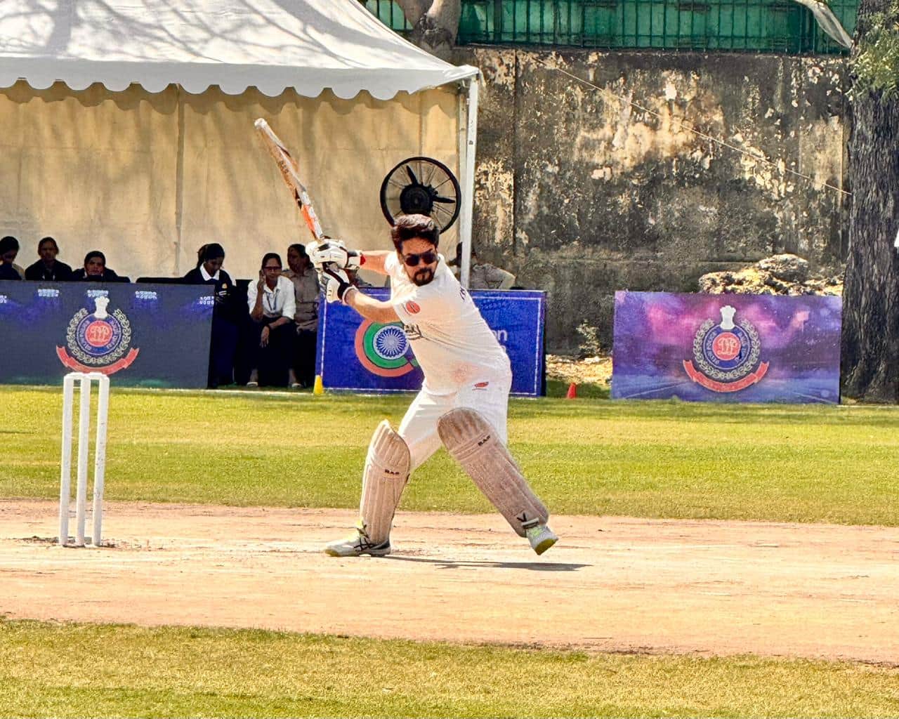 इंटरनेशनल क्रिकेट स्टेडियम दिल्ली में आयोजित मैत्री मैच में शॉट लगाते हुए सांसद अनुराग ठाकुर। स