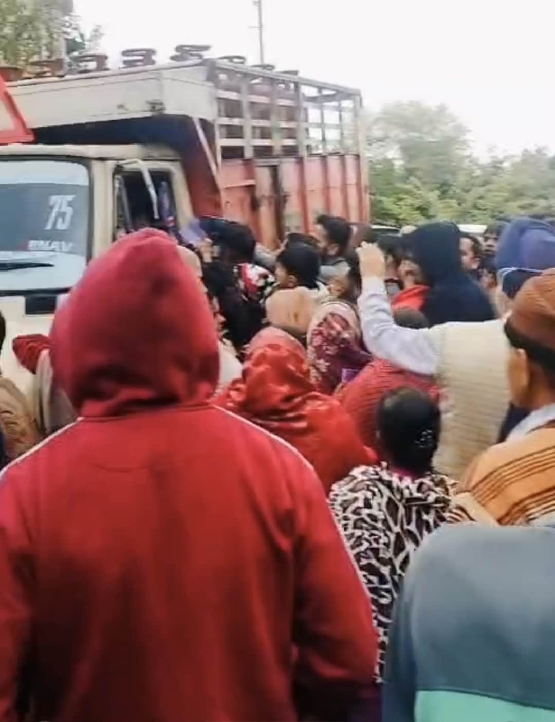 इंदौरा में गैस्स लिंडर लेने के लिए उमड़ी भीड़। -स्रोत : जागरूक पाठक