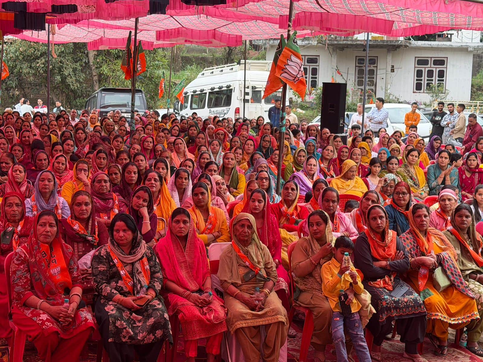 जंगल रोपा पंचायत के बकारटी गांव में पूर्व सैनिक एवं महिला मंडल सम्मान समारोह में उपस्थित महिलाए