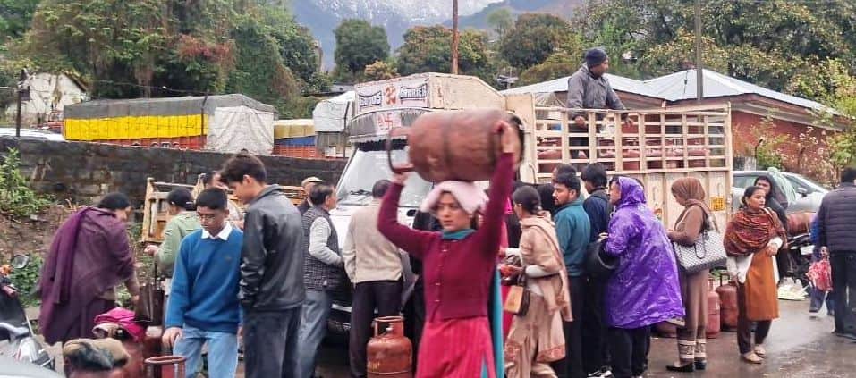जोगिंद्रनगर शहर की इंडेन गैस एजेंसी के समीप हाईवे की सड़क पर गैस सिलेंडर हासिल करने के लिए उमड़ी 