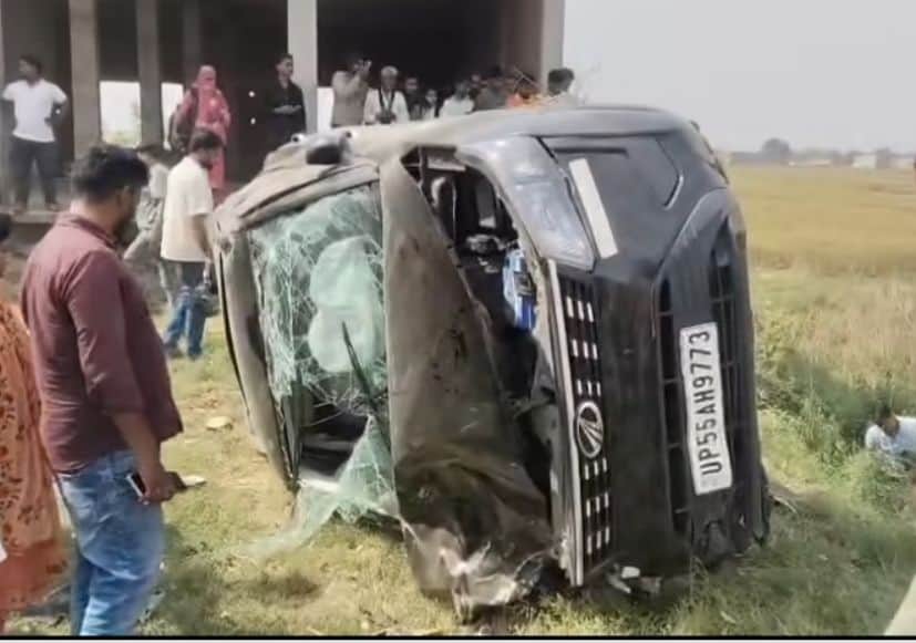 जोगिया क्षेत्र के नेशनल हाईवे सूपा राजा में घटनास्थल पर क्षतिग्रस्त कार। संवाद