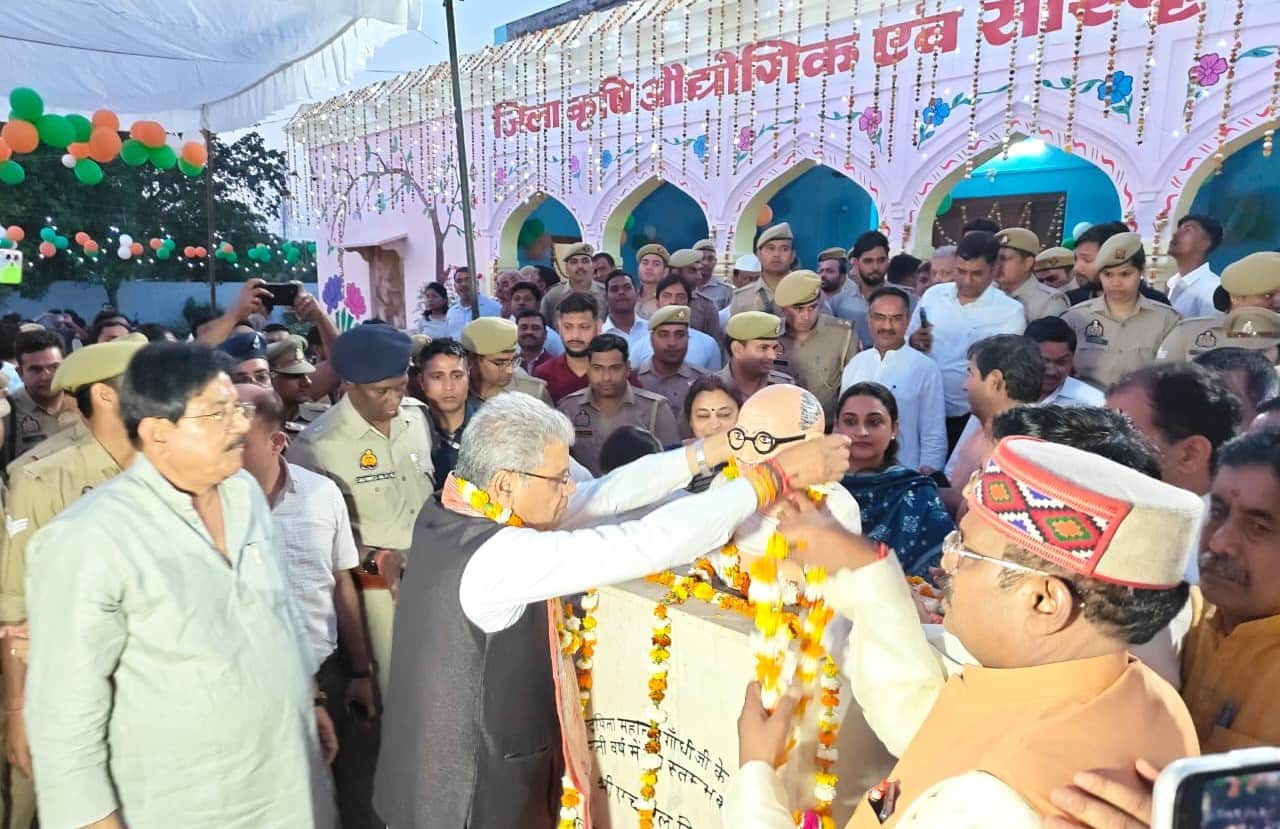 जिला प्रदर्शनी के शुभारंभ पर महात्मा गांधी की प्रतिमा पर माल्यार्पण करते जिले के प्रभारी मंत्री