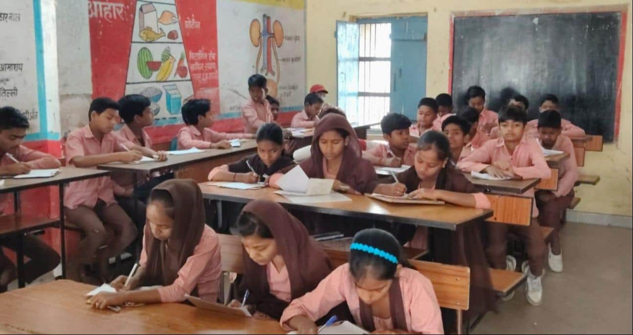 जूनियर हाईस्कूल भिनगा में परीक्षा देते विद्यार्थी।