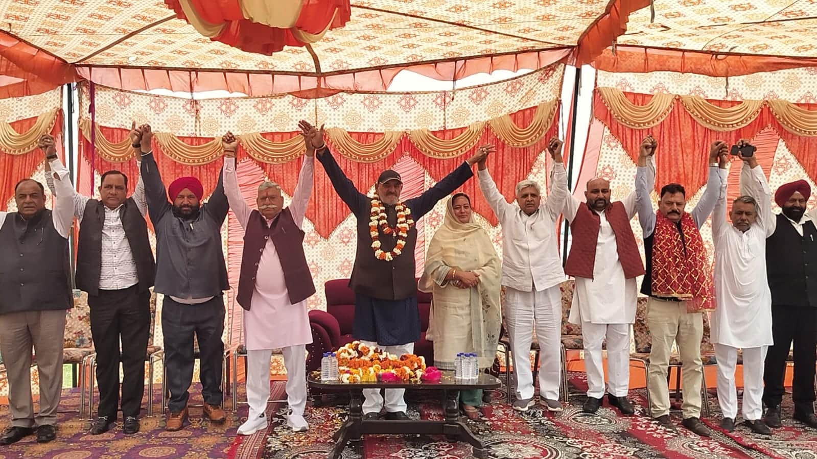 जाट  बिरादरी के सम्मेलन में मौजूद नेता व अन्य।