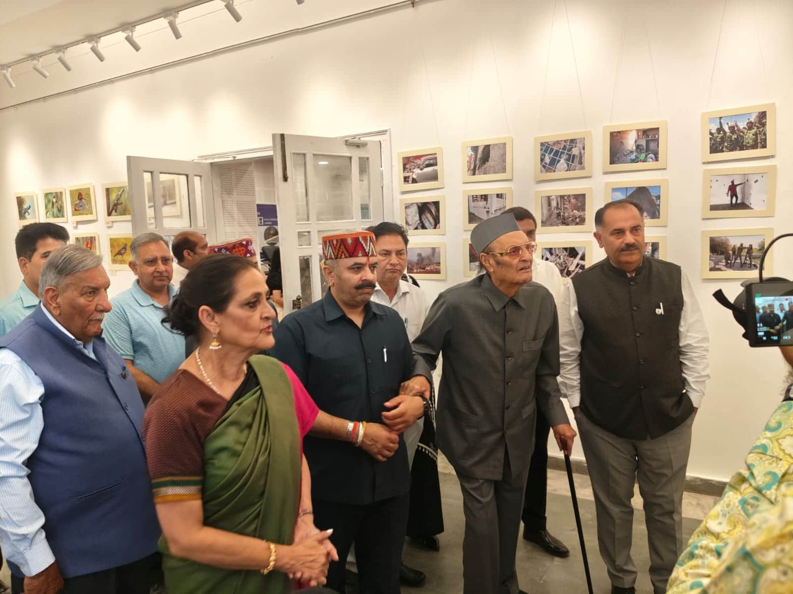 कला केंद्र में फोटो प्रदर्शनी का शुभारंभ करने के बाद चित्रों का अवलोकन करते डॉ. करण सिंह। स्रोत