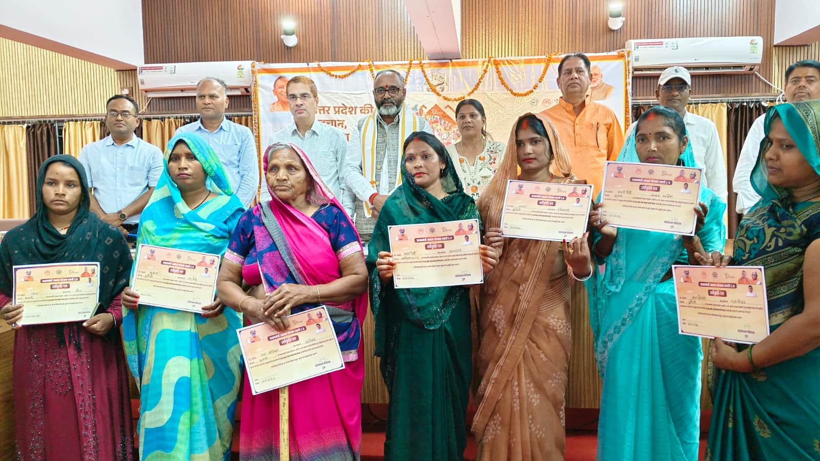 कलेक्ट्रेट सभागार में प्रधानमंत्री आवास का प्रणाम पत्र वितरण करते विधायक और डीएम।स्रोत सूचना वि