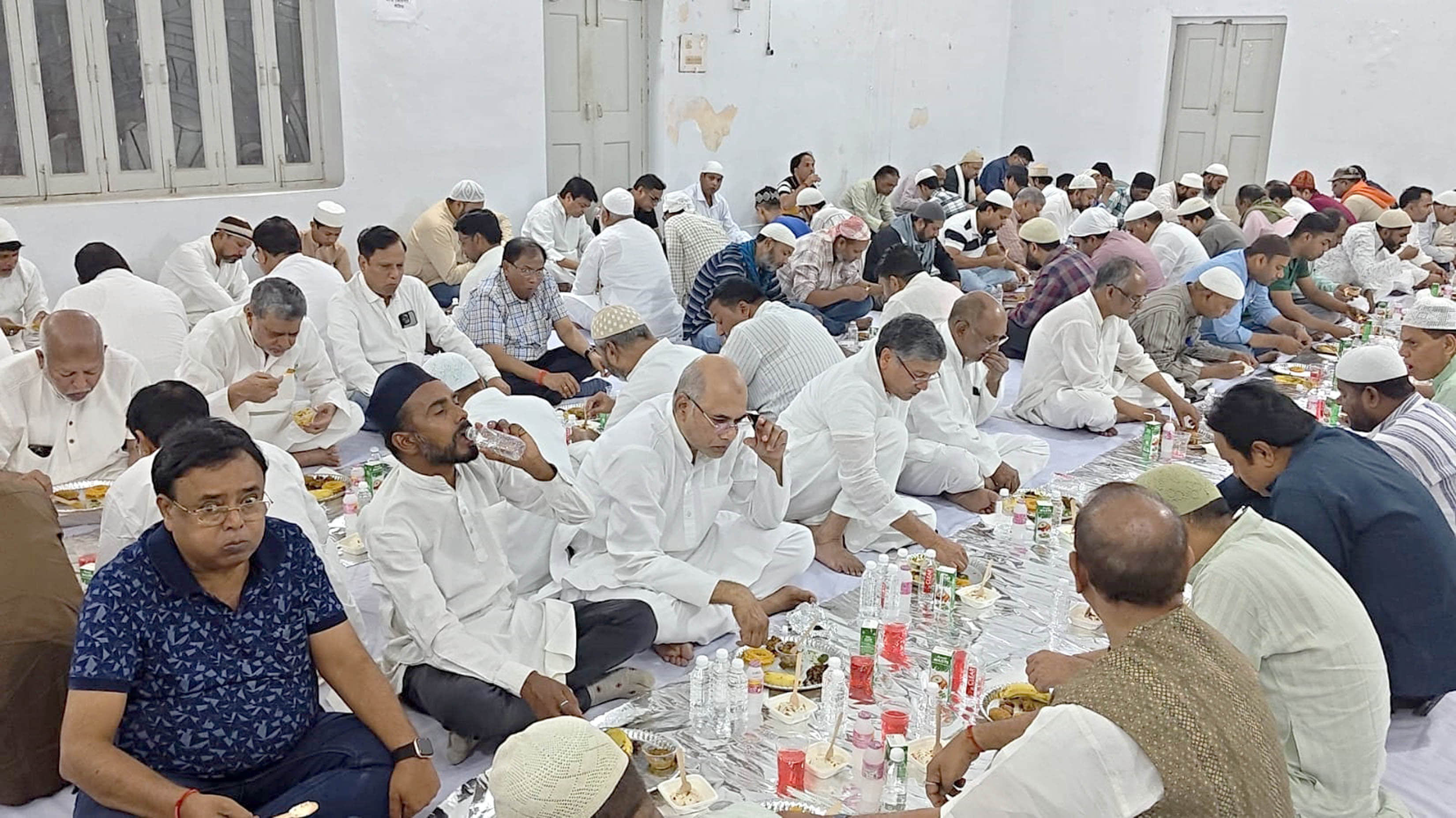 कालीन भवन में सामुहिक रोजा इफ्तार पार्टी में रोजा खोलते लोग। स्रोत-संवाद