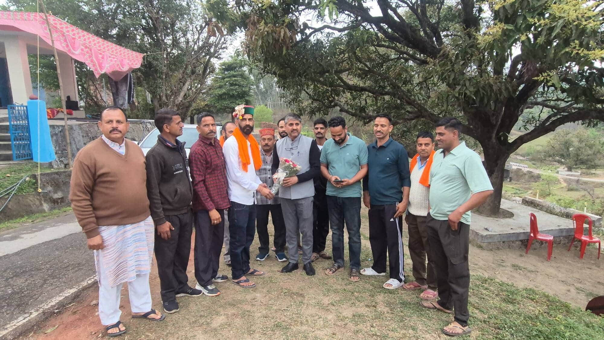 कुलथी में विधायक पवन काजल का स्वागत करते लोग। पार्टी