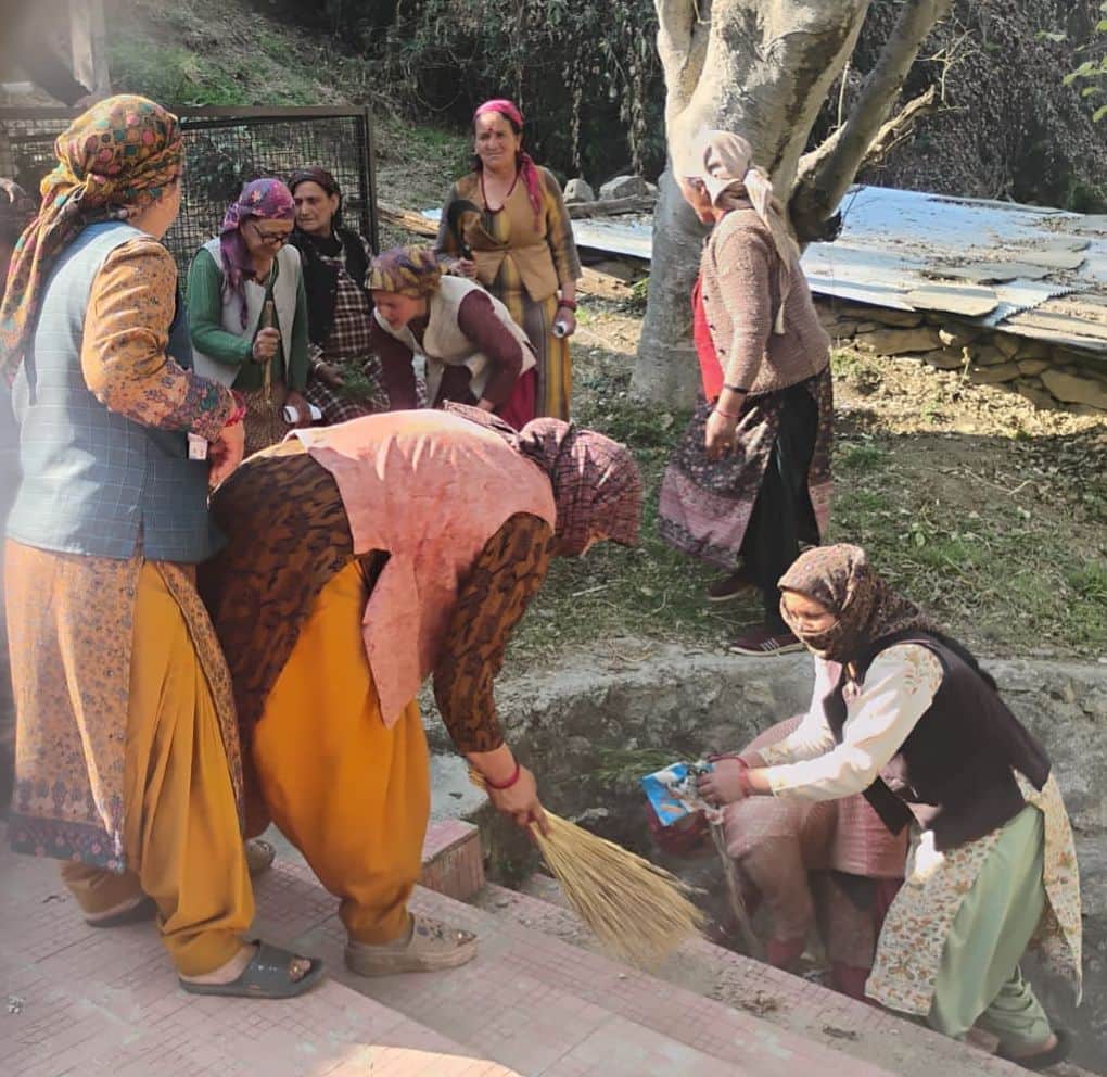 कमलाऊ गांव में सफाई अभियान चलाती महिलाएं। संवाद