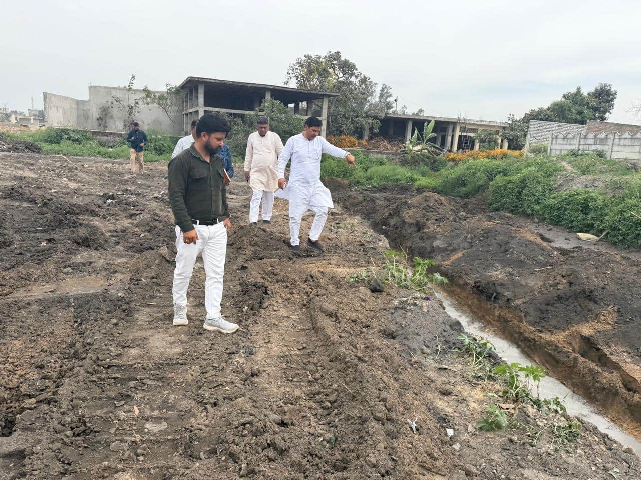 कुरुक्षेत्र। अष्टकोशी यात्रा को लेकर कार्यक्रम स्थल का जायजा लेते धुमन सिंह किरमच। स्वंय