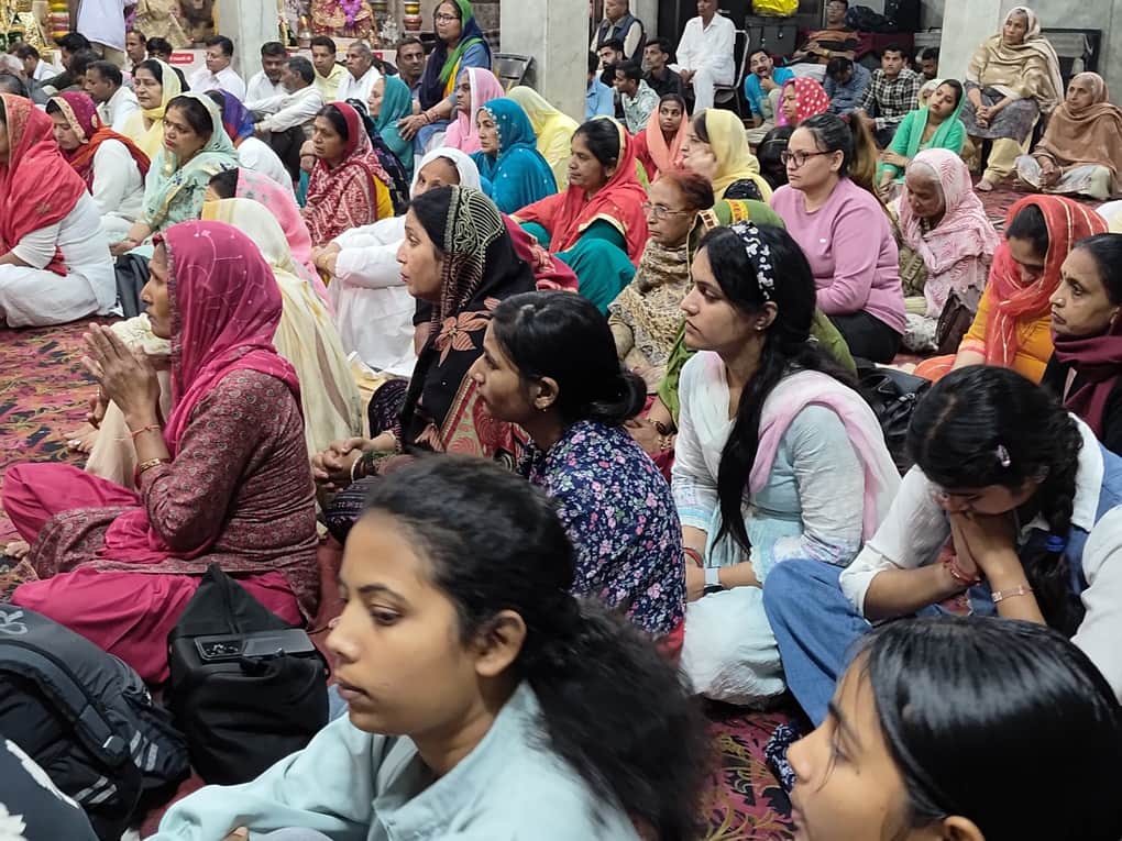 कुरुक्षेत्र। जय ओंकार आश्रम में गुरु की महिमा सुनते भक्त। संवाद