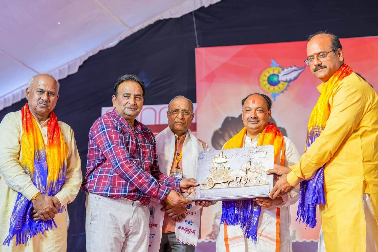 कुरुक्षेत्र। नाथद्वारा में गीता महोत्सव के दौरान  केडीबी सदस्यों का सम्मान करते आयोजक। स्वयं