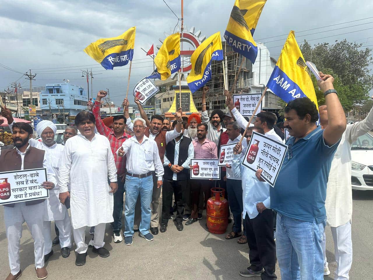 कुरुक्षेत्र। प्रदर्शन करते आम पार्टी के पदाधिकारी एवं सदस्य।