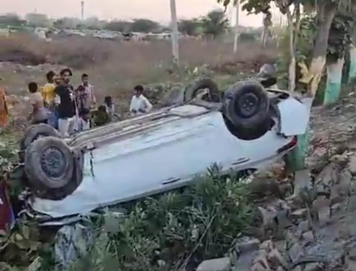 करनाल में सेक्टर 32 में स्टंटबाजी करते हुए पलटी कार।