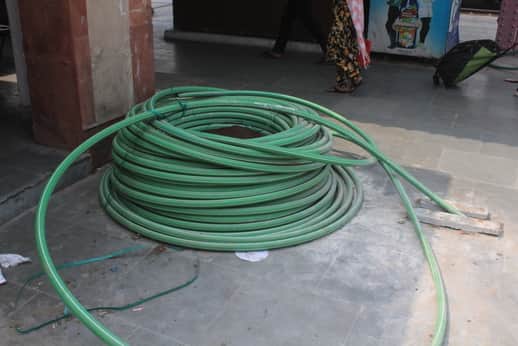 करनाल रेलवे स्टेशन पर सीसीटीवी कैमरे के लिए डाली जा रही लाइन। संवाद