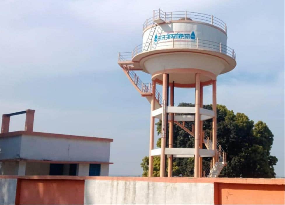  करनपुर अज्ञाराम डीह गांव में बनी पानी टंकी।